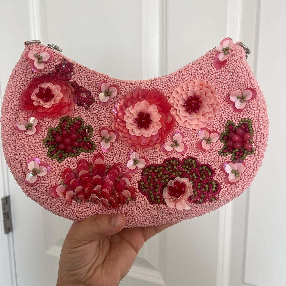 Pink beaded shoulder bag with flower details #glamour